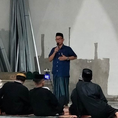 Kepala MTsN 3 Bone Berikan Arahan untuk Siswa Tahfidz pada Malam Terakhir di Pondok