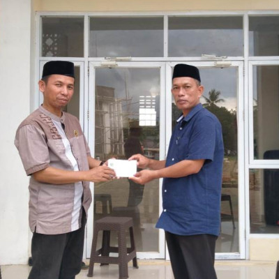 Kepala MTsN 3 Bone Menerima Bantuan Pembangunan Masjid dari Dermawan