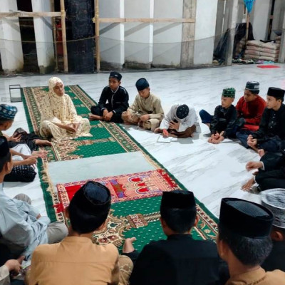 Pembina Tahfidz Memberikan Arahan Kepada Siswa MTsN 3 Bone Menyongsong Ujian Tas'mi Pasca Ramadan