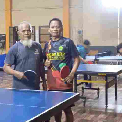 Jelang Pertandingan Interen, Ilham Guru MTs Negeri Pinrang Jajal Pemain Tenis Meja Dari Sulawesi Tengah