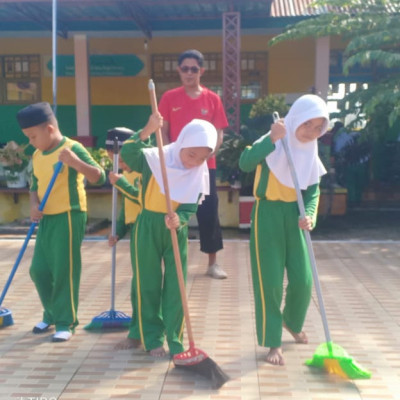 Siswa MI Arrahman Pajekko Kompak Bersihkan Lapangan Sebelum Mulai PJOK