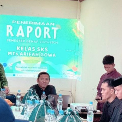 Penerimaan Raport Kelas SKS MTs Arifah Gowa, 1 Siswa Lampaui IP Rata-rata