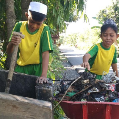Siswa MI Arrahman Pajekko Budayakan Buang Sampah Pada Tempatnya