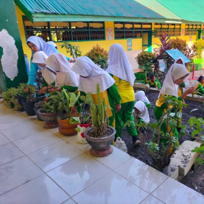Giat Peserdik MIN 7 Bone Bersihkan Lingkungan Madrasah