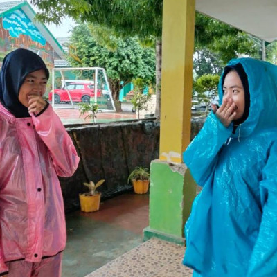 Hari ke-3 Ujian Asesmen Madrasah Siswa MTsN 3 Bone: Semangat Tak Terhalang Meski Hujan Deras