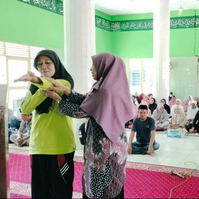 Penyuluh Agama Awangpone Bimbing Jamaah Calon Haji dalam Praktek Tayamum
