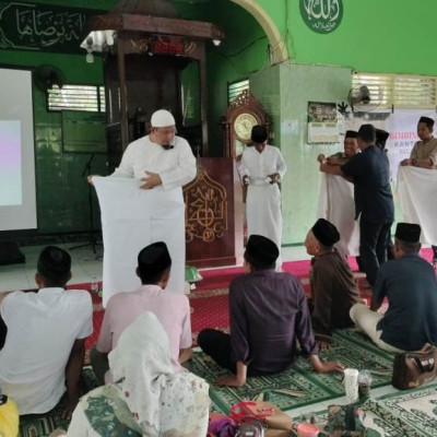 H. Abustan Gelar Praktek Manasik Haji pada JCH Awangpone dan Cenrana