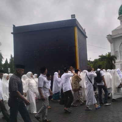 Semangat Tak Terpadam: Jamaah Calon Haji Awangpone Ikuti Hari ke-8 Manasik Haji Meskipun Hujan Gerimis