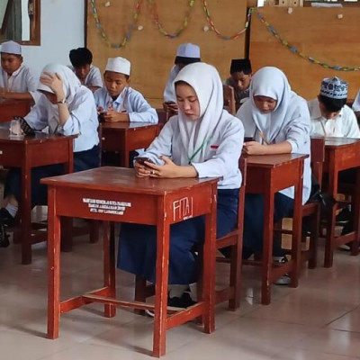 Siswa MTs DDI Labukkang Ikuti Asesmen Madrasah Gunakan Sistem QR Code