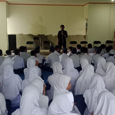 Pembina OSIM MTSN 4 Bone, Beri Arahab kepada Siswa Kelas 9 Pasca Asesmen Madrasah