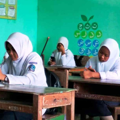 Cuaca Tak Bersahabat Tak Hentikan Semangat Siswa MTsN 3 Bone dalam Ujian Asesmen Madrasah