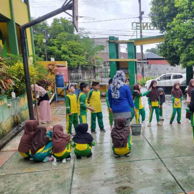 Inovasi Guru PJOK MIN 8 Bone: Permainan Olah Tubuh Sehat di Musim Hujan