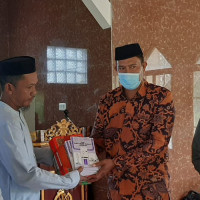 Kepala KUA Cenrana Serahkan Bantuan Mushaf Al-Quran dan Buku Tuntunan Shalat