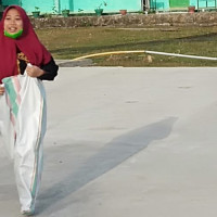 Santri MA Putri Meriahkan HUT RI Dengan Lomba Lari Karung