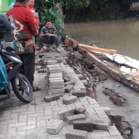 Pagar Kantor KUA Kecamatan Barombong Roboh Karna Derasnya Arus Air