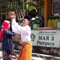 Sambut Tim Asesor Visitasi BAN S/M, MAN 2 Kota Parepare Suguhkan Tari Sapin dan Marawis