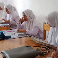 Tendik MTs Attahiriyah Lakukan Literasi Al-Quran Sebelum Belajar