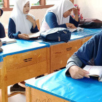 Tendik MTs Attahiriyah Lakukan Literasi Al-Quran Sebelum Mengajar