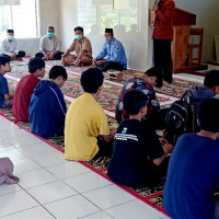 KUA Cenrana Ajak Remaja Masjid Bersih Masjid Cegah Covid-19