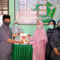 Kepala Seksi Bimas Islam Kantor Kementerian Agama Kab Bantaeng Serahkan Wakaf Al-Qur'an Ke Guru TPA di Kecamatan Bissappu