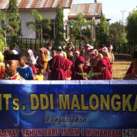 Bersama Masyarakat, MTs. DDI Malongka Pawai Hijraturrasul Sambut Tahun Baru Islam
