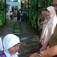 Guru MIN 1 Takalar Jemput Siswa Di Gerbang Sekolah