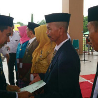 Presiden  Joko Widodo Beri Penghargaan Satya Lancana Satya  Kepada PNS Di Kemenag Takalar