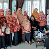 belajar make up di pertemuan rutin DWP Kementerian Agama Makassar