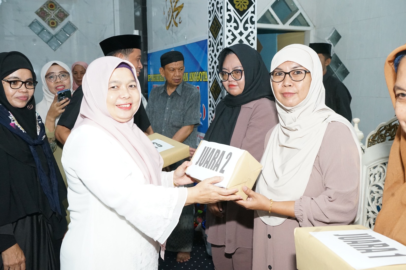Kasi PAI saat penyerahan hadiah juara lomba