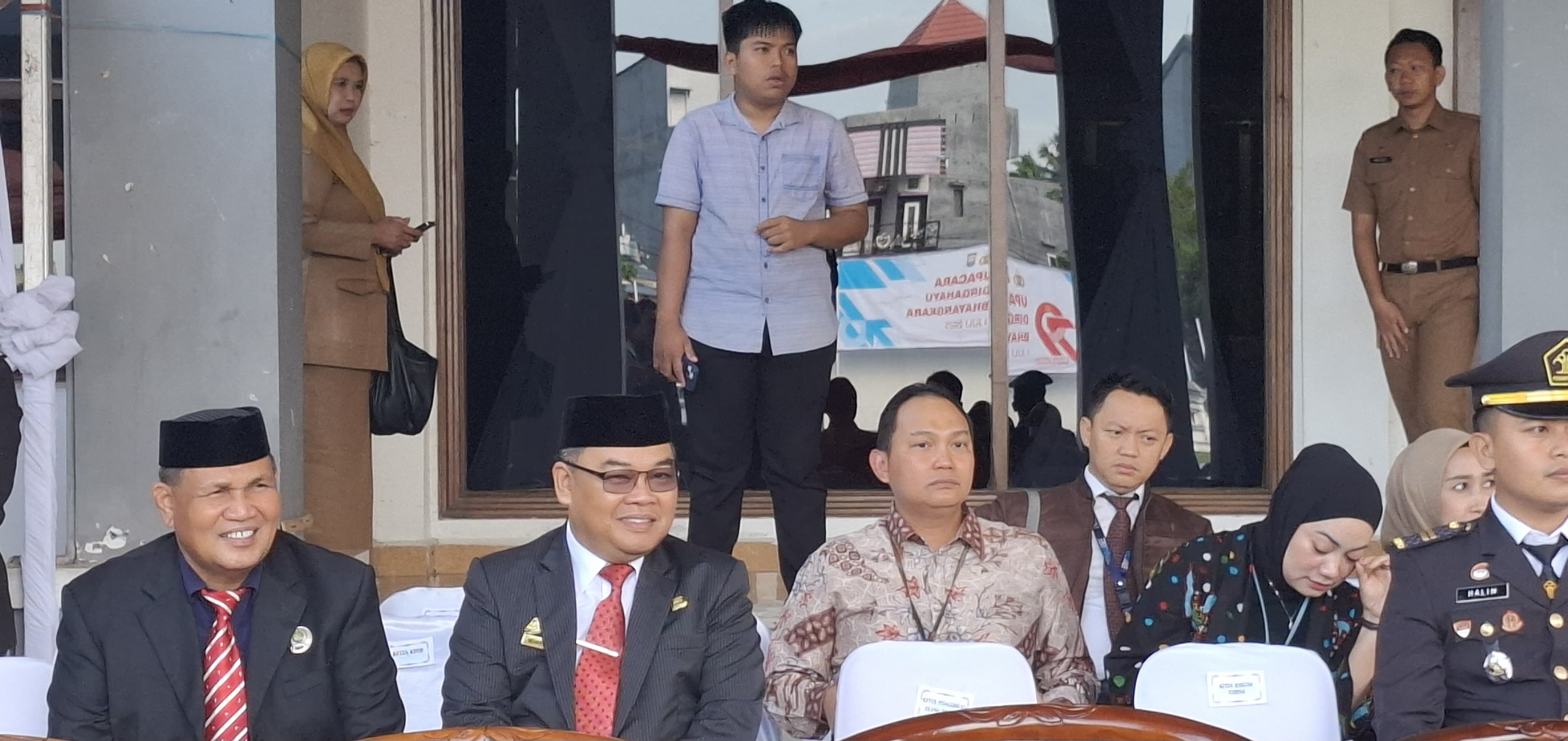 Kakan Kemenag Pinrang bersama Kasubag TU Hadiri Upacara Hari Bhayangkara 2025