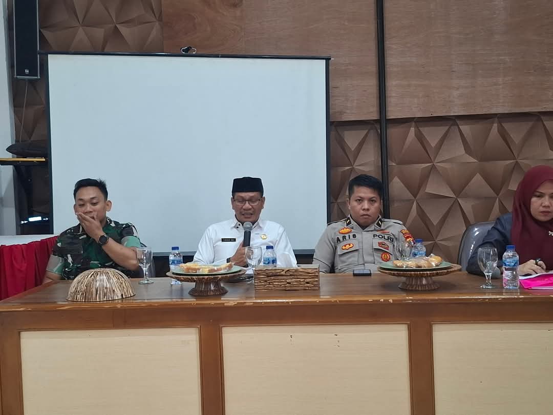 Kepala Kemenag Sinjai saat menyampaiakan arahan dalam rapat Koordinasi terkait Pemulangan Jemaah Haji Asal Kab. Sinjai