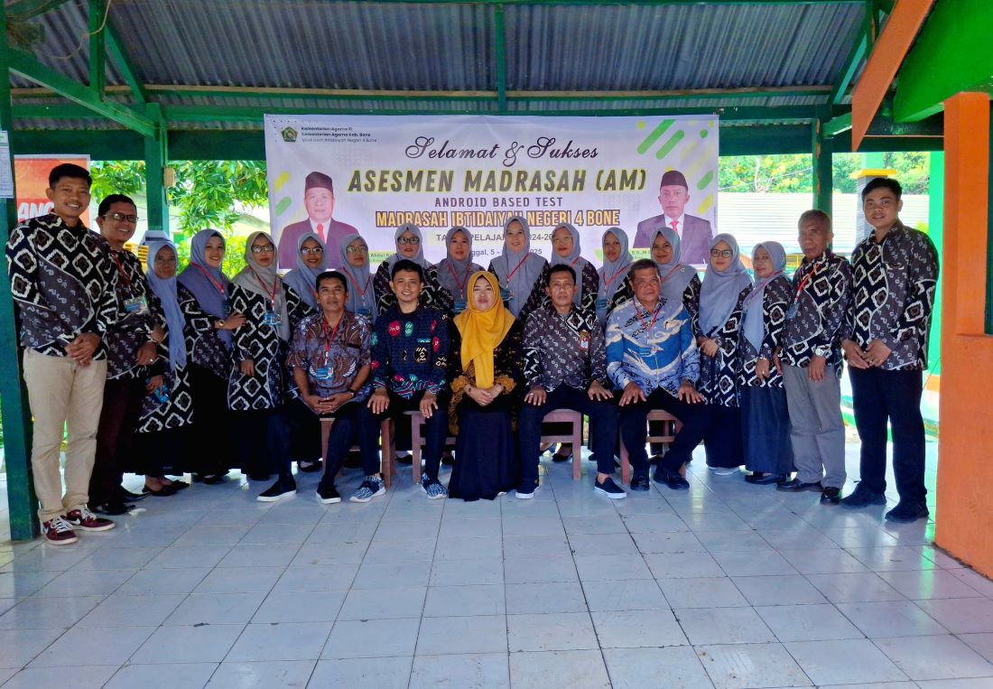 Pengawas Madrasah Hartati bersama jajaran guru dan panitia pelaksana Asesmen Madrasah MIN 4 Bone berfoto bersama usai kegiatan monitoring .