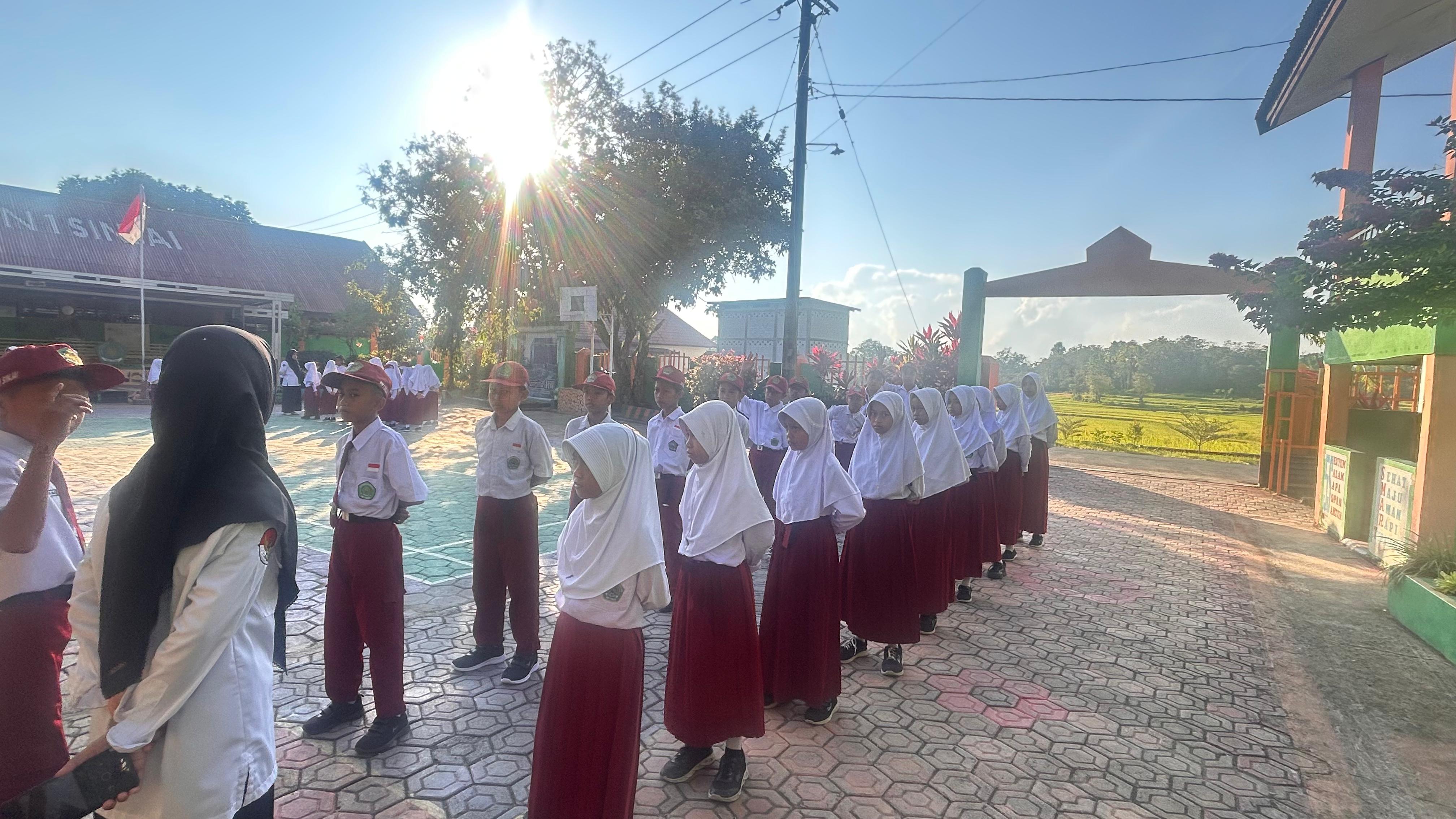 Pembiasaan baris berbaris sebelum proses pembelajaran dimulai