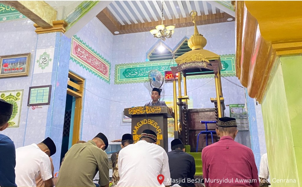 Jamaah dengan khusyuk menyimak ceramah Budiman, S.HI., MH., tentang pentingnya keberkahan dalam kehidupan di Masjid Besar Mursyidul Awwam, Kecamatan Cenrana