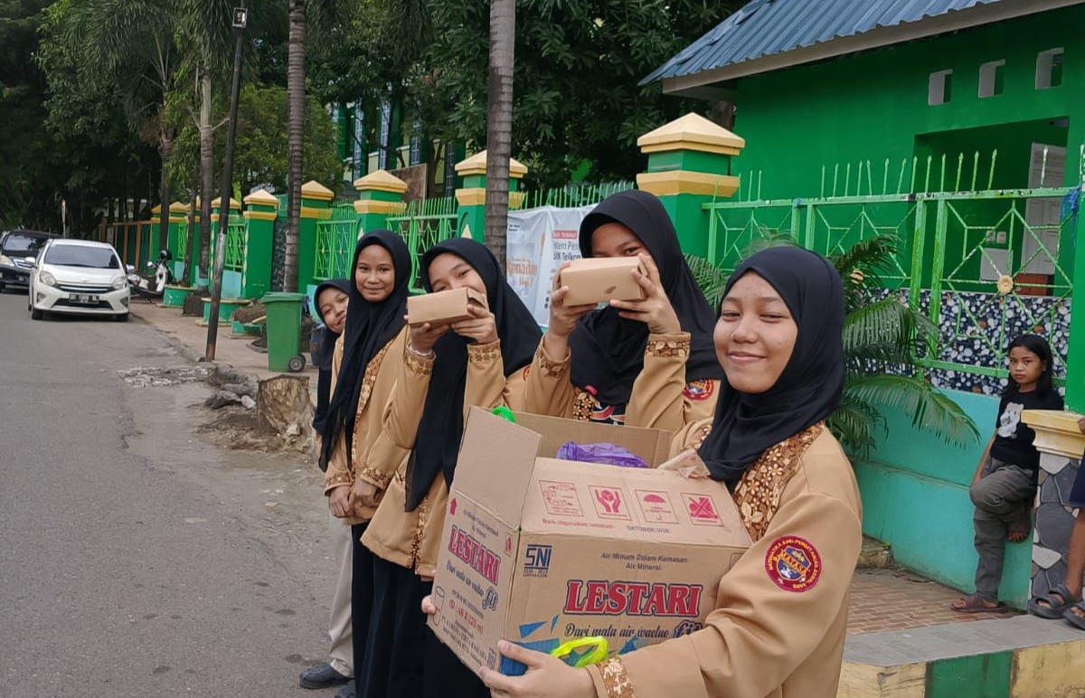 Organisasi MATASA MTsN 1 Bone Gelar Aksi Berbagi Takjil Usai Pelantikan Pengurus Baru