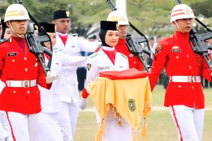 Ratna Aulia pembawa baki siswi MAN Palopo