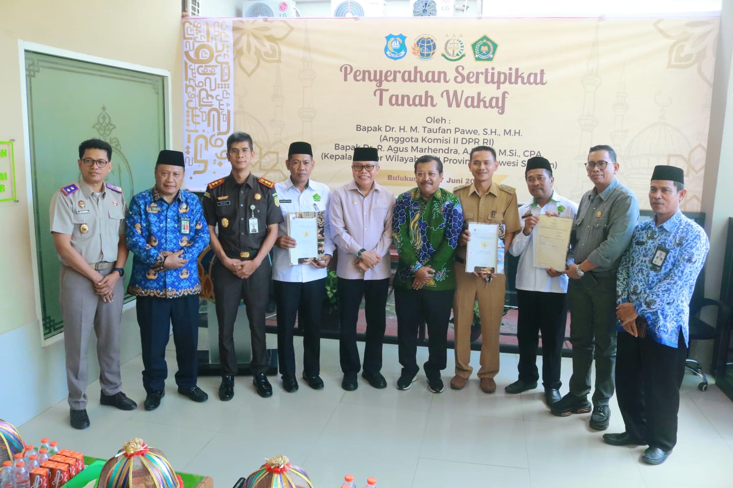 Penyerahatan Sertipikat Tanah Wakaf Oleh Taufan Pawe