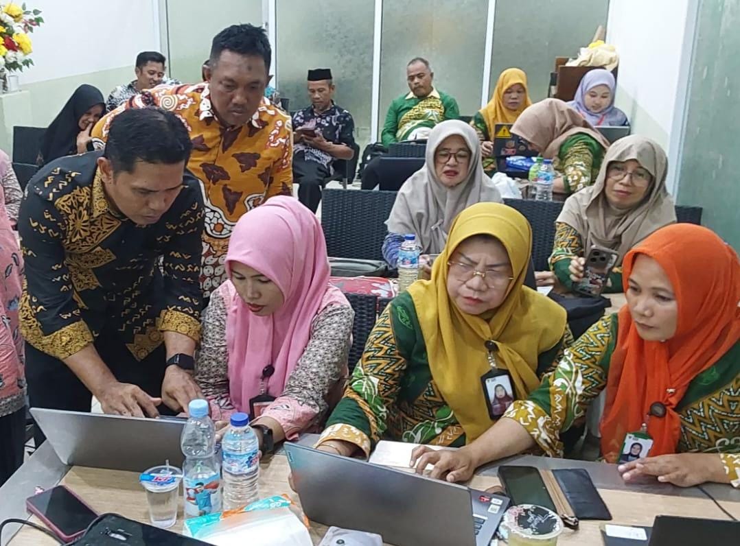 Para guru tampak fokus dalam workshop
