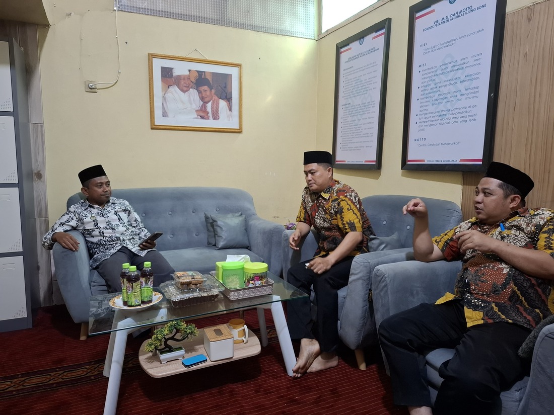 Kepala KUA Dua Boccoe Konsolidasi Sertifikat Wakaf di PP.Al Ikhlas Ujung- Bone