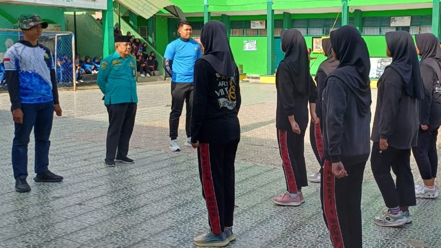 Kepala MTsN 1 Bone Beri Pengarahan dan Semangat kepada Peleton Gerak Jalan