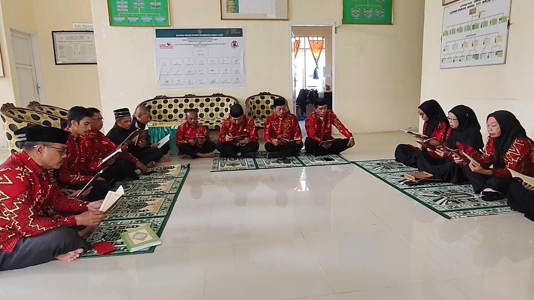 Pegawai KUA Sinjai Barat tadarus bersama sebelum memulai pelayanan masyarakat