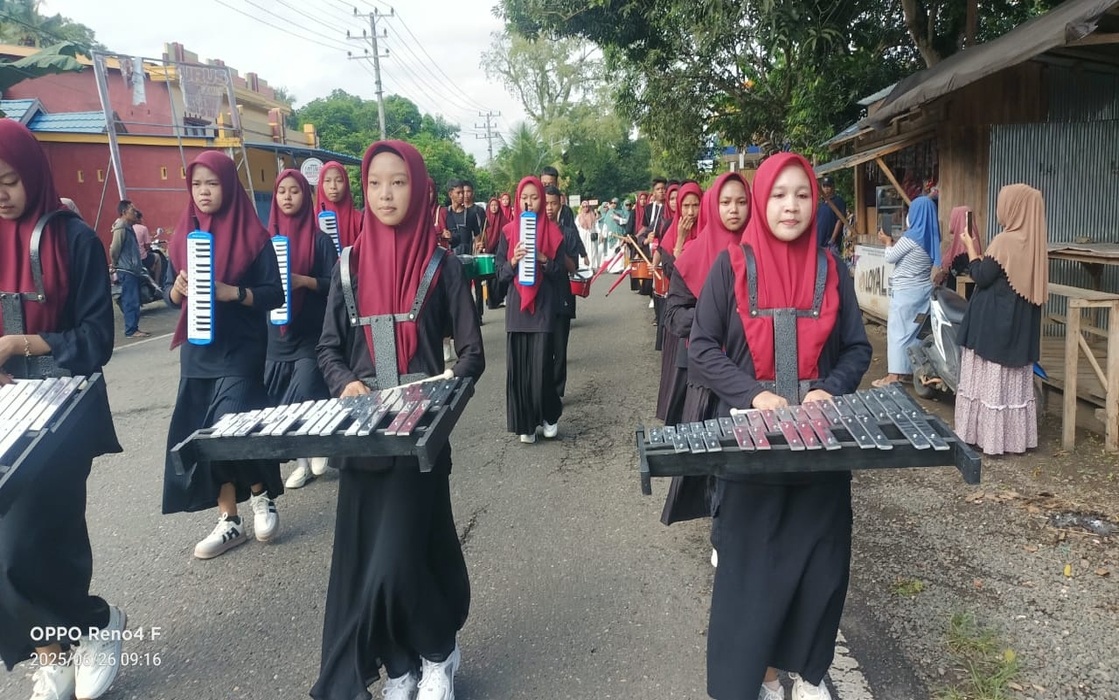 Anggota Drumband MAN 3 Bone iringi Pawai Peringatan Tahun Baru Islam 1447 H di Kecamatan Lappariaja