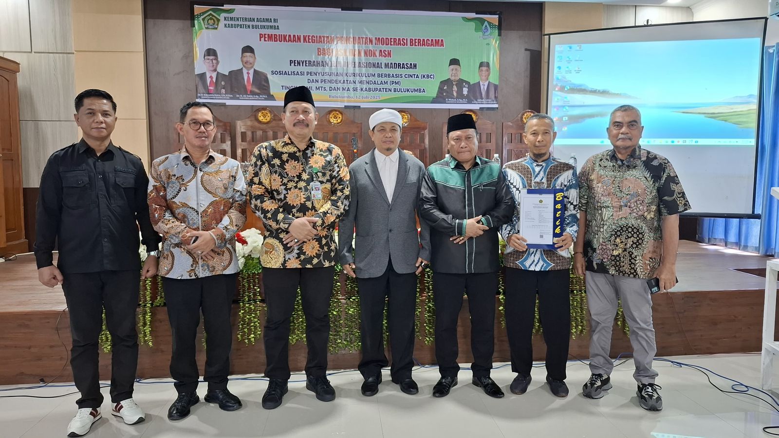 Foto bersama Kepala Kantor Wilayah Kemenag Sulawesi Selatan, Kepala Kemenag Kabupaten Bulukumba, Kepala Bidang Pendidikan Madrasah Kanwil Sulsel, Kepala Seksi Pendidikan Madrasah Kemenag Bulukumba, dan Sekretaris Komisi Fatwa Mui Sulsel