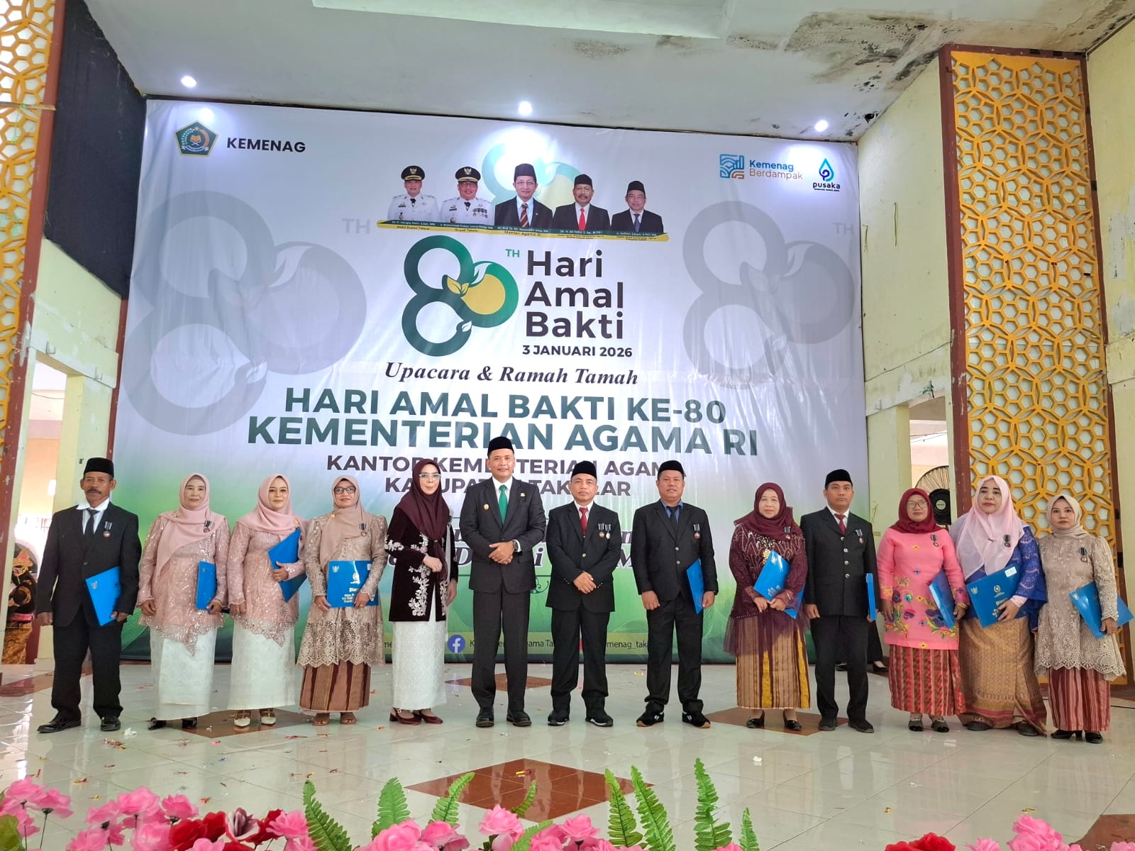 Wakil Bupati Hengky Yasin Poto bersama Kepala Kantor Kemenag Takalar dan sejumlah ASN penerima Satya Lencana Satya