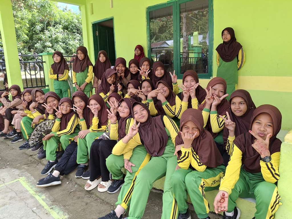 Para peserta dari MIN 4 Bone siap bertanding di berbagai cabang lomba, mengusung semangat sportivitas dan kebersamaan.