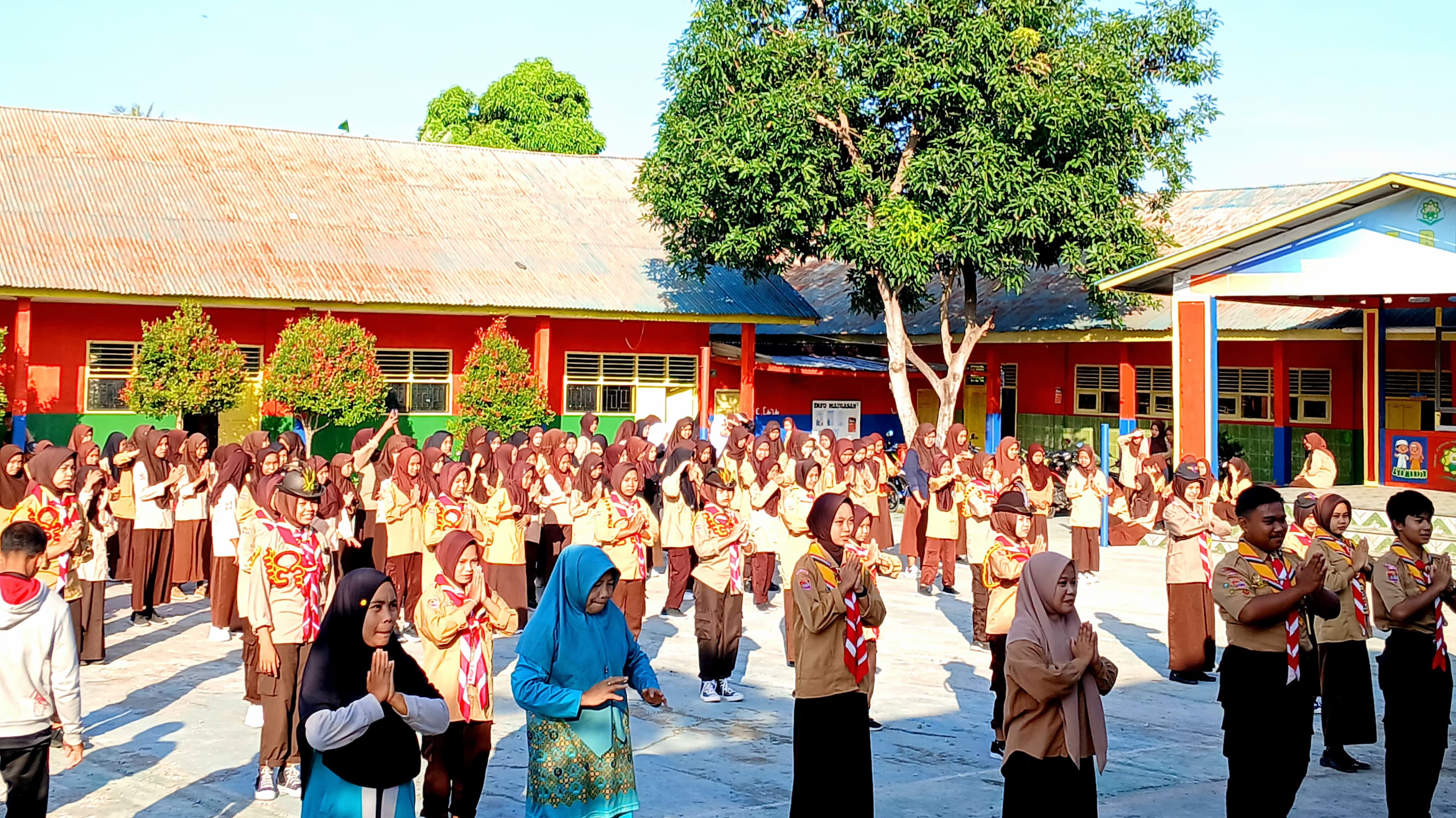 Guru dan Siswa Al Mansur Biangloe Gelar Senam Jumat Pagi pada 18 Juli 2025 (Foto: Humas Al Mansur Biangloe)