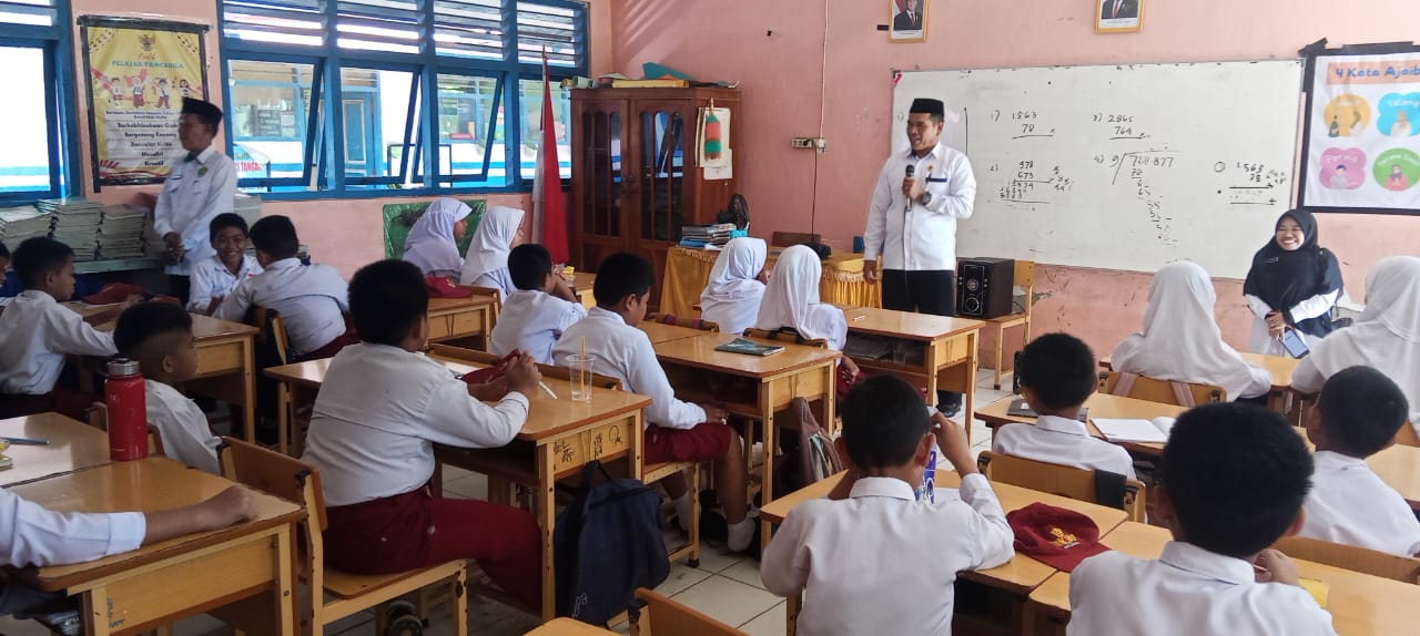 Penyuluh agama KUA Bantimurung saat di SD Pakalu, Kalabbitang (foto: ist).
