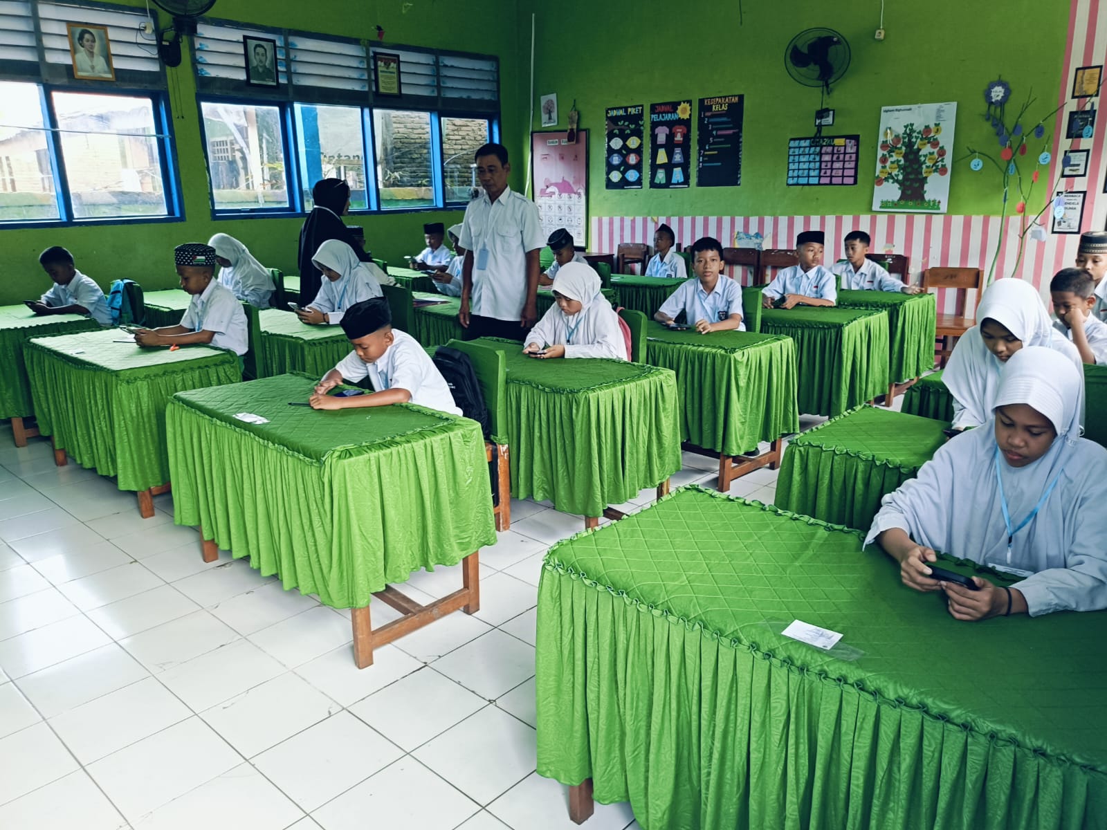 Suasana ujian di salah satu ruang kelas