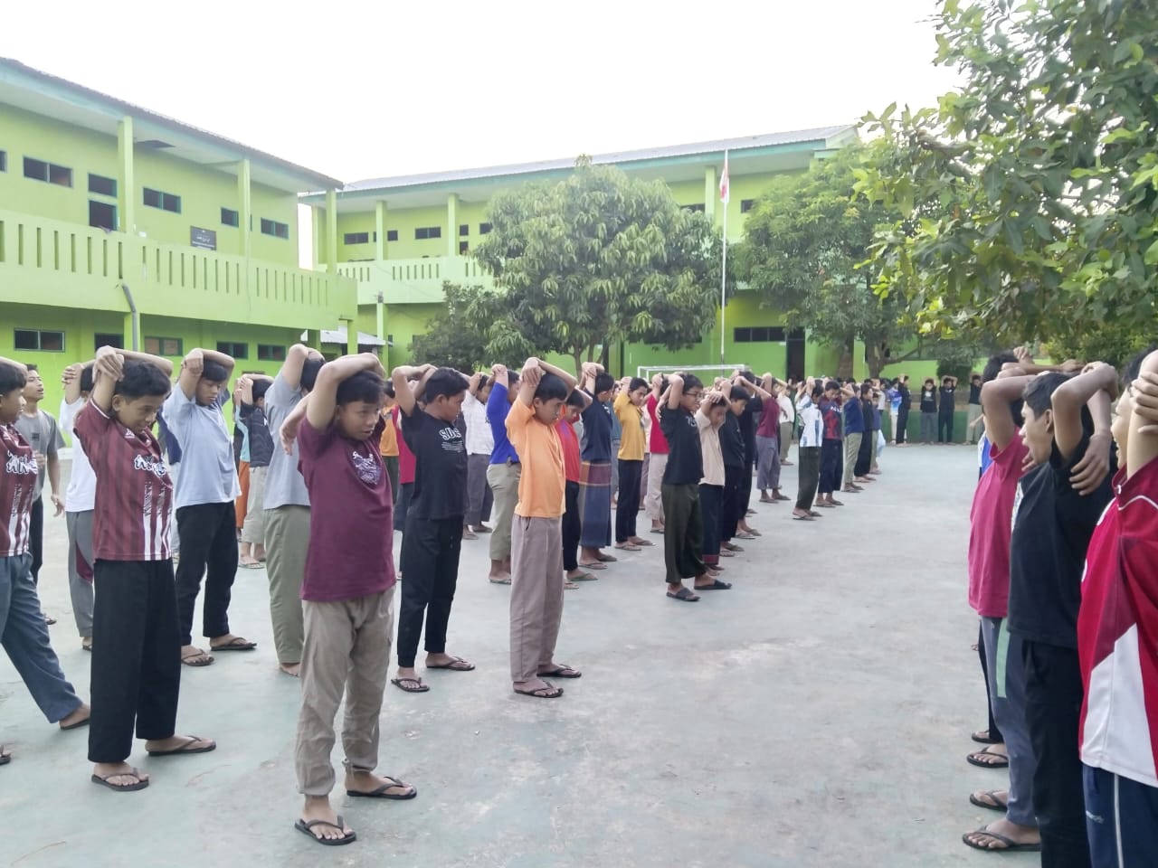 Senam di halaman pondok