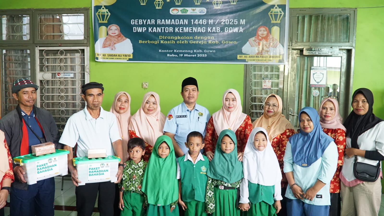 Foto bersama pascapenyerahan paket